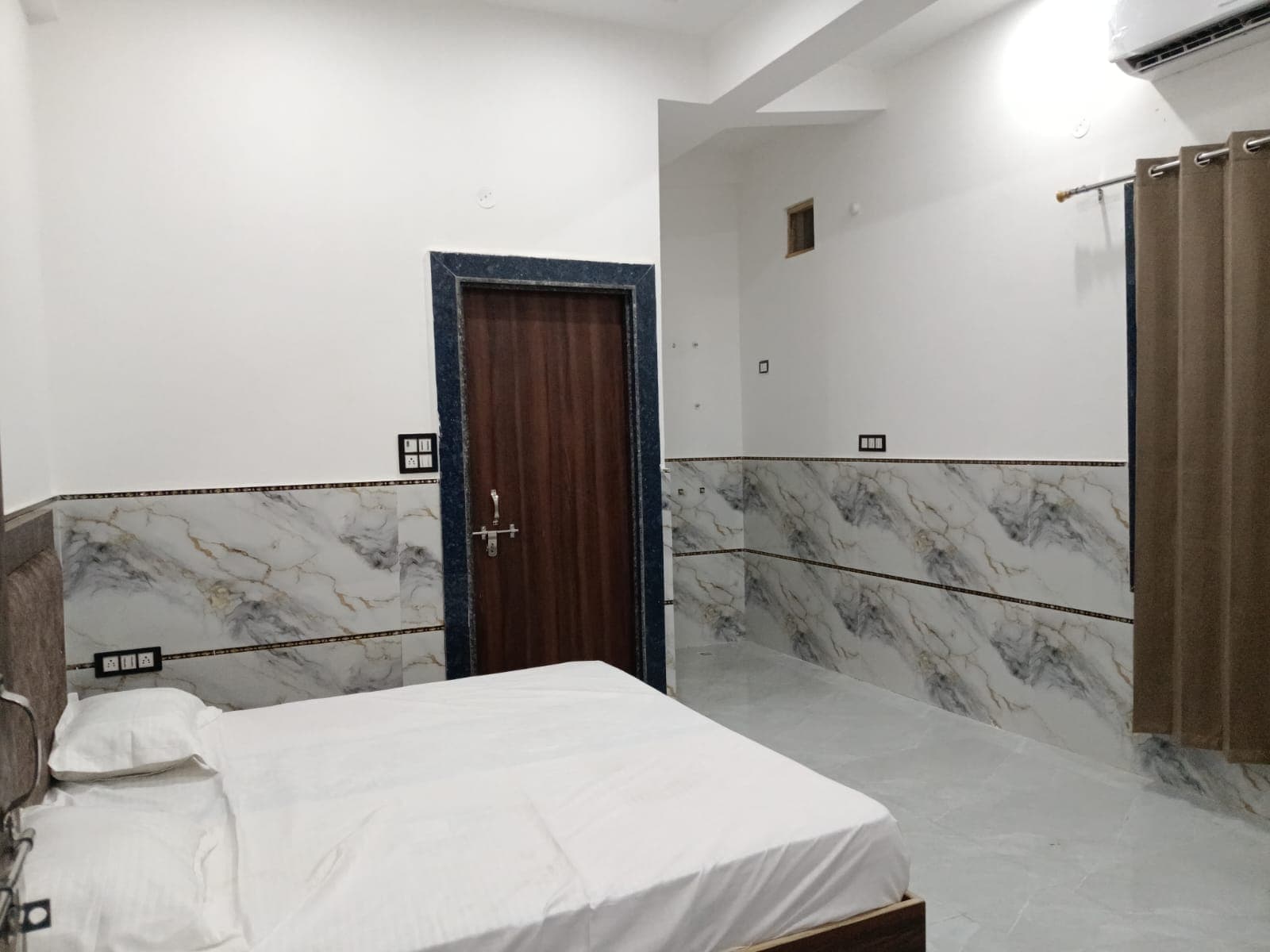 Guest room with marble walls and curtains